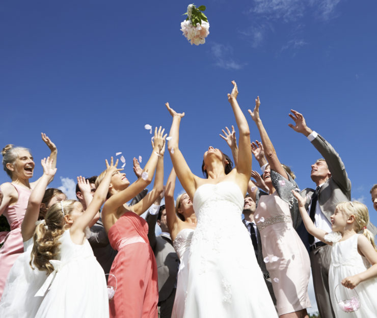 Jogar o buquê de noiva: por que temos essa tradição?